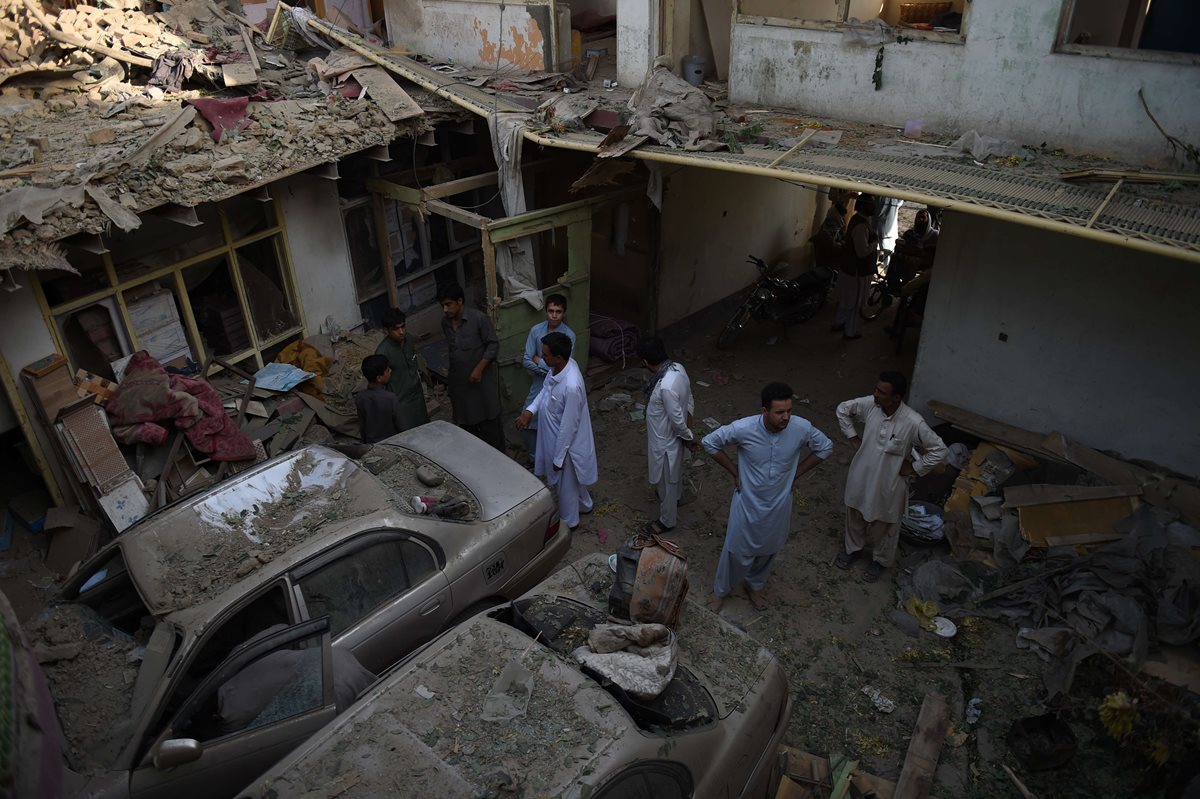 Muerte y destrucción deja uno de los ataques perpetrados en las últimas horas en Afganistán. (Foto Prensa Libre: AFP)