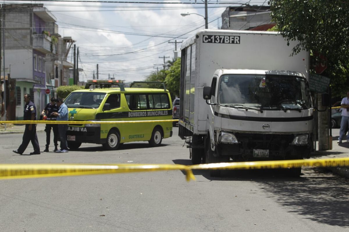 El camión repartidor quedó con perforaciones de bala por el hecho violento ocurrido en la zona 5. (Foto Prensa Libre: Edwin Bercián)