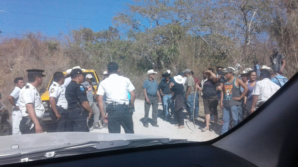 Un grupo de opositores a la minera impidió que el vehículo de los ejecutivos continuara la marcha y le pinchó las llantas. (Foto propocionada por Minera San Rafael)