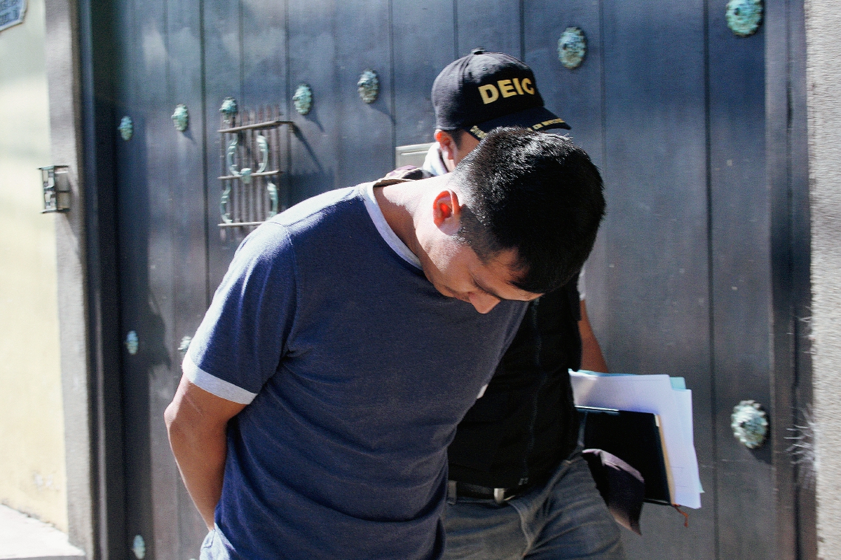 Carlos Osoy Chávez fue detenido en Santa María de Jesús, Sacatepéquez, sindicado de pertenecer a una banda de asalta turistas. (Foto Prensa Libre: Renato Melgar)