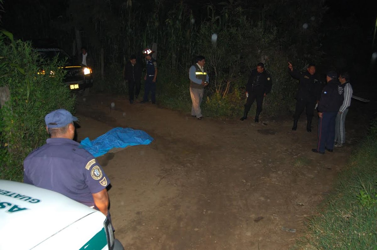 Agentes de la PNC resguardan el lugar donde un hombre fue ultimado, en la cabecera de Chimaltenango. (Foto Prensa Libre: Víctor Chamalé)