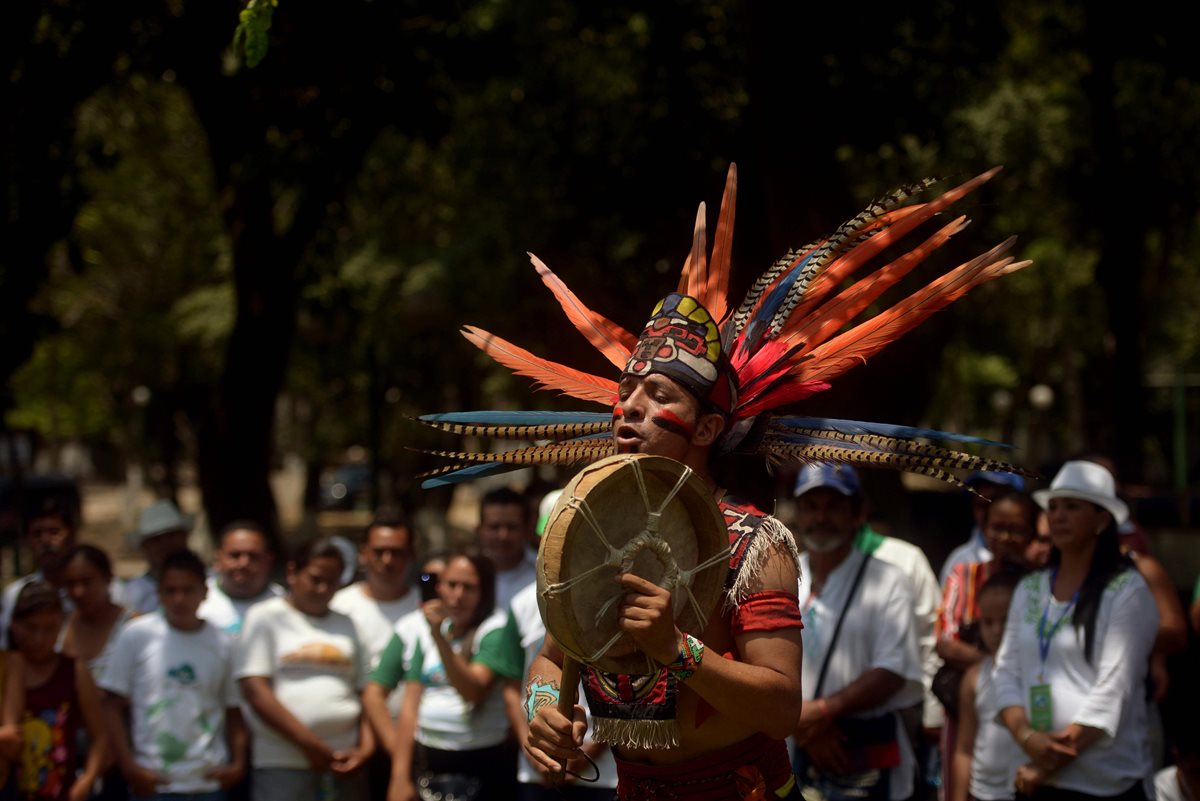 Indígenas salvadoreños celebran el Día Mundial de la Tierra con un llamado a preservar el agua. (EFE)