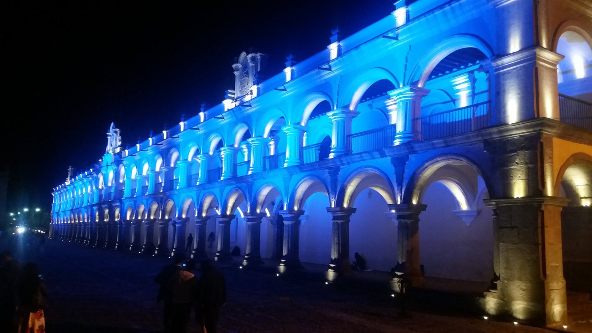 El Palacio de los Capitanes, en la Antigua Guatemala, se ilumina en apoyo a la iniciativa Corazón Azul, contra la trata de personas. (Foto Prensa Libre: Renato Melgar)