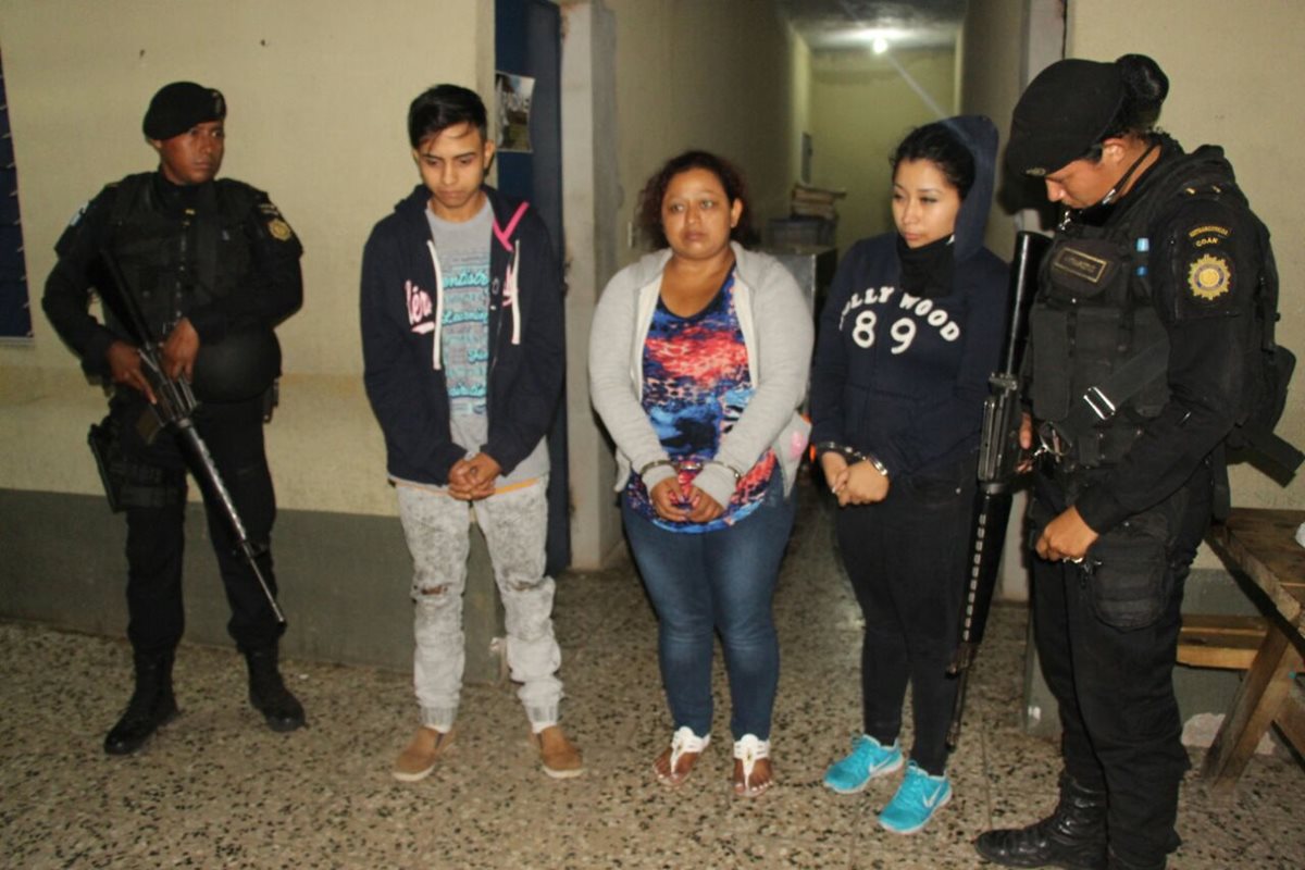 Capturan a tres supuestos integrantes de una red que prostituía a menores en bares, cantinas y fiestas. (Foto Prensa Libre: PNC)