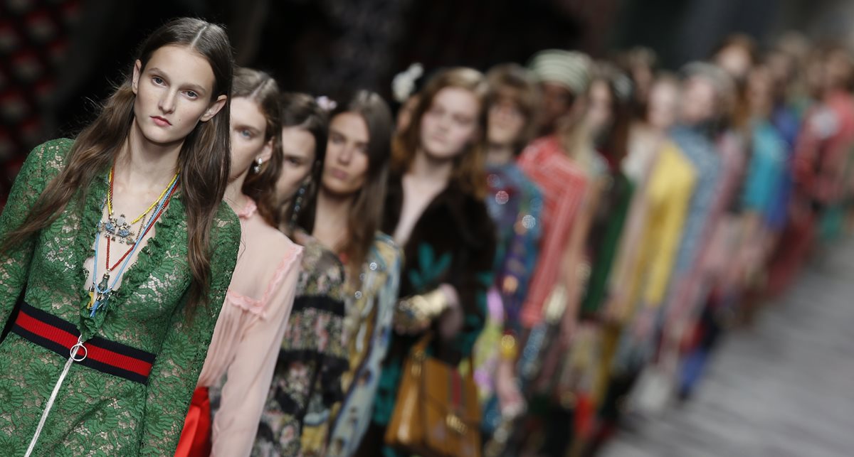 Estilo relajado pero con pinceladas de sensualidade fue parte de la propuesta de Gucci. (Foto Prensa Libre. AP).