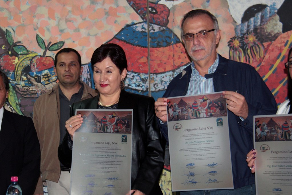 La fiscal general, Thelma Aldana, e Iván Veláquez, comisionado de la Cicig, muestran el reconocimiento recibido por la Sociedad Maya El Adelanto de Quetzaltenango. (Foto Prensa Libre: Carlos Ventura)