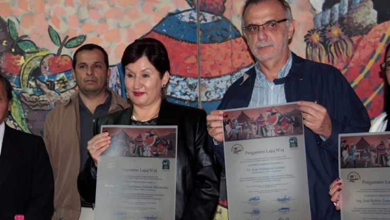 La fiscal general, Thelma Aldana, e Iván Veláquez, comisionado de la Cicig, muestran el reconocimiento recibido por la Sociedad Maya El Adelanto de Quetzaltenango. (Foto Prensa Libre: Carlos Ventura)