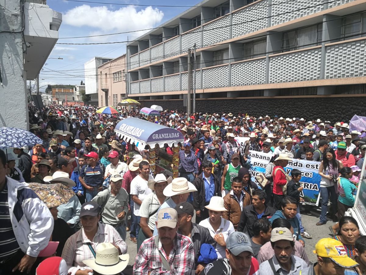 Manifestantes se desplazan por el Centro Histórico de la capital para que sus demandas sean escuchadas. (Foto Prensa Libre: Estuardo Paredes).