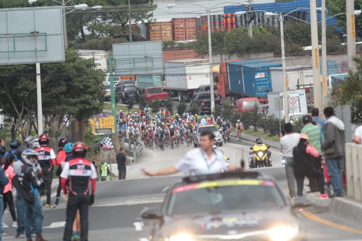 El pelotón a su salida de la Ciudad de Guatemala, cerca del kilómetro cero. Comienza la emoción de la fiesta del pedal.