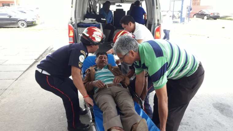 Uno de los concejales de Patzicía, al momento de ser ingresado en el Hospital Nacional de Chimaltenango. (Foto Prensa Libre: Cortesía Víctor Chamalé)