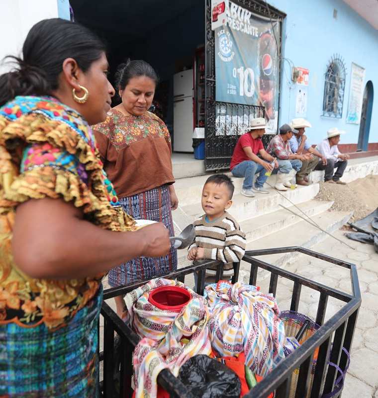 Brenda Jerónimo trabaja vendiendo atoles y tamales en el centro urbano de Cubulco. (Foto Prensa Libre: Erick Ávila)