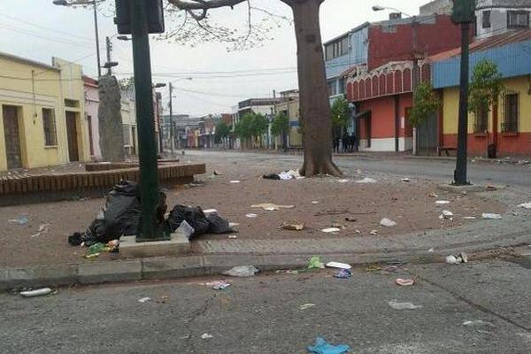 Una de las calles de la zona 1 amaneció repleta de basura el Viernes Santo. (Foto cortesía del usuario de Twitter @JuniOficiial)