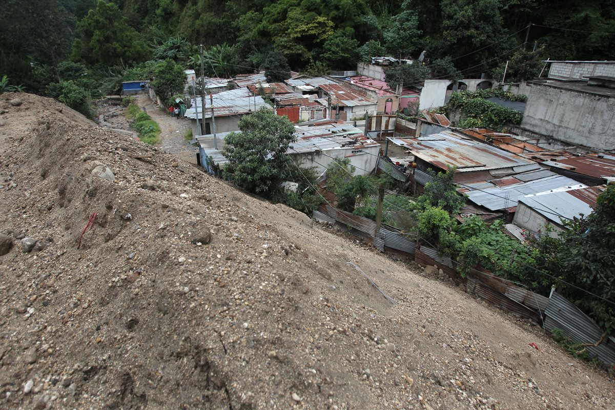 Casas soterradas y cientos de vidas perdidas fueron el saldo del alud en el caserío El Cambray 2 en Santa Catarina Pinula. (Foto Prensa Libre: Hemeroteca PL).