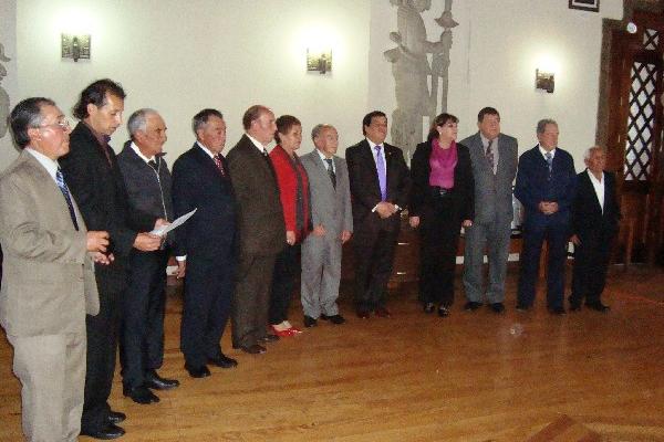 Algunos de los vecinos distinguidos, durante el  acto de entrega de reconocimientos.