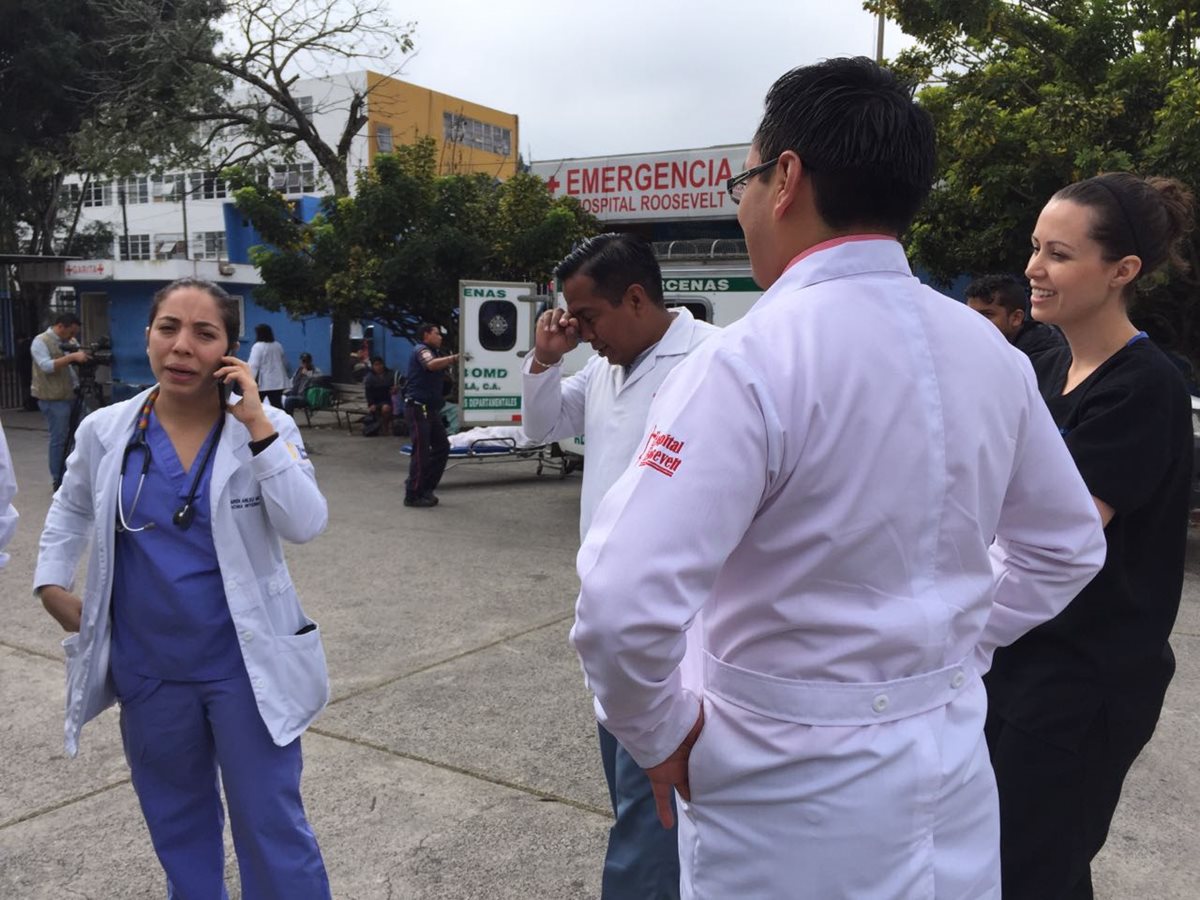 Los médicos residentes se reunieron en el Hospital Roosevelt para manifestar su inconformidad. (Foto Prensa Libre: Cortesía)