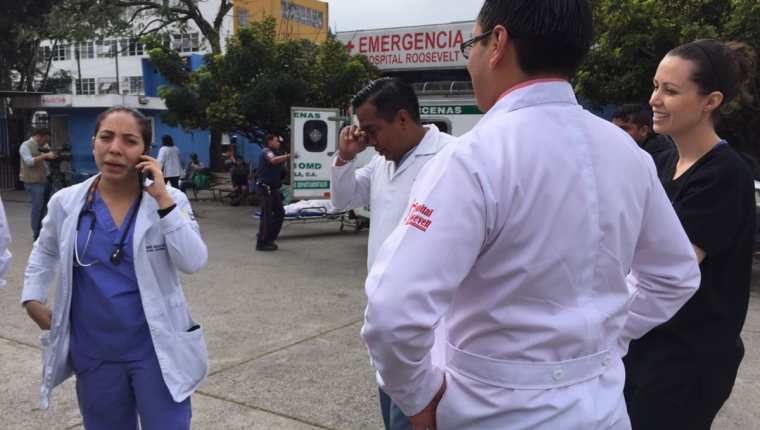 Los médicos residentes se reunieron en el Hospital Roosevelt para manifestar su inconformidad. (Foto Prensa Libre: Cortesía)