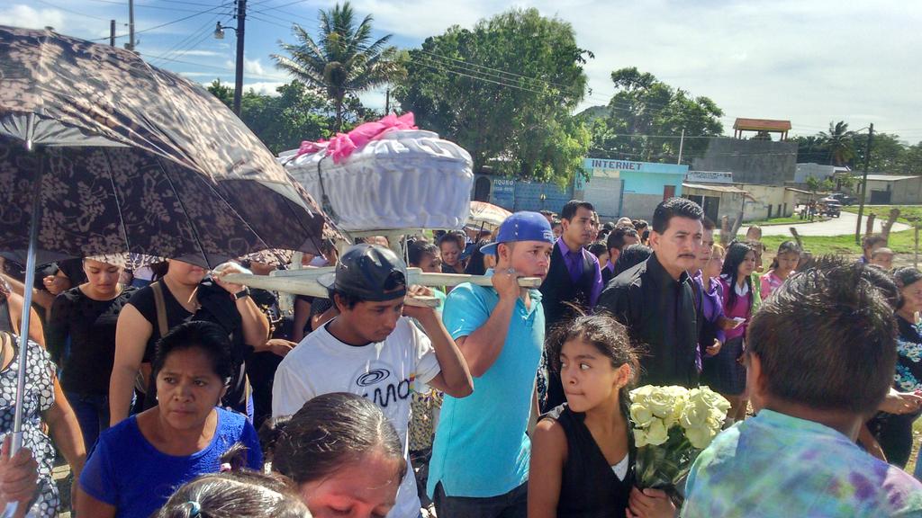 Pobladores de Jutipa acompañan el sepelio de menor de cuatro años. (Foto Prensa Libre: Óscar González)