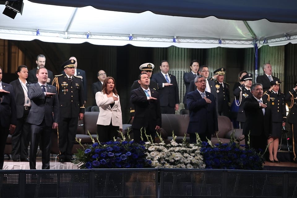 Junto al presidente Jimmy Morales estaba el presidente del Congreso, Álvaro Arzú -izquierda- y el presidente del OJ, José Antonio Pineda Barales. (Foto Prensa Libre: Juan Diego González)