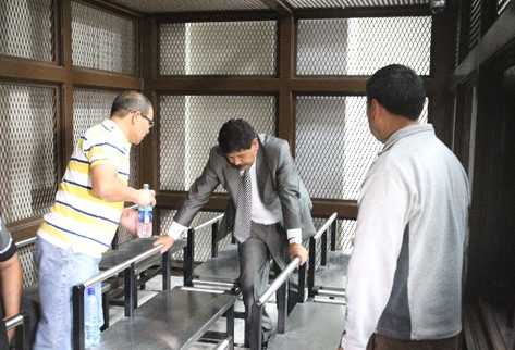 adolfo vivar es asistido por César Castellanos, tras un calambre en las piernas. La audiencia se prolongó  por varias horas en la Torre de Tribunales.