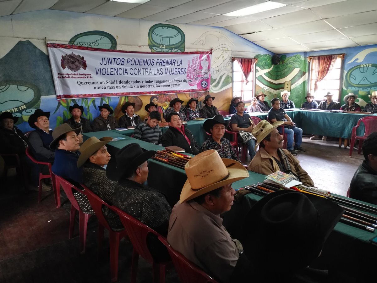 Autoridades indígenas apoyan las acciones para rescatar el Lago de Atitlán, en Sololá. (Foto Prensa Libre: Ángel Julajuj)