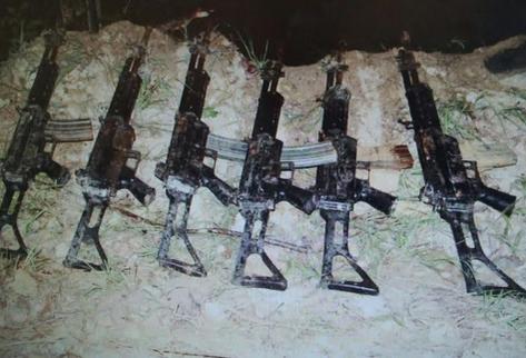 Las armas se encontraban dentro de un costal. (Foto Prensa Libre: PNC)