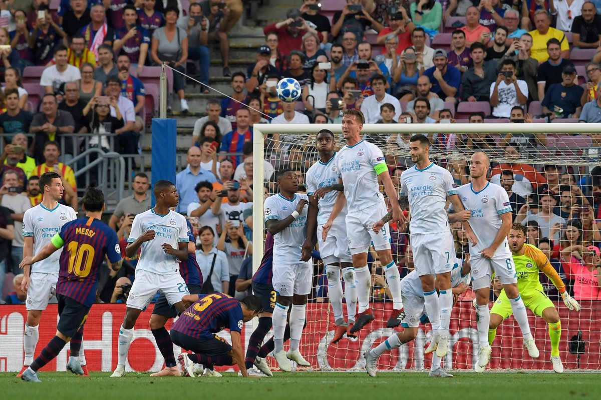 Messi define impecable de tiro libre en el primer gol del Barsa contra el PSV. (Foto Prensa Libre: AFP).