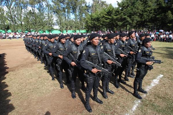 Nuevos agentes  ya portan  armas que se compraron el año pasado a otras empresas.