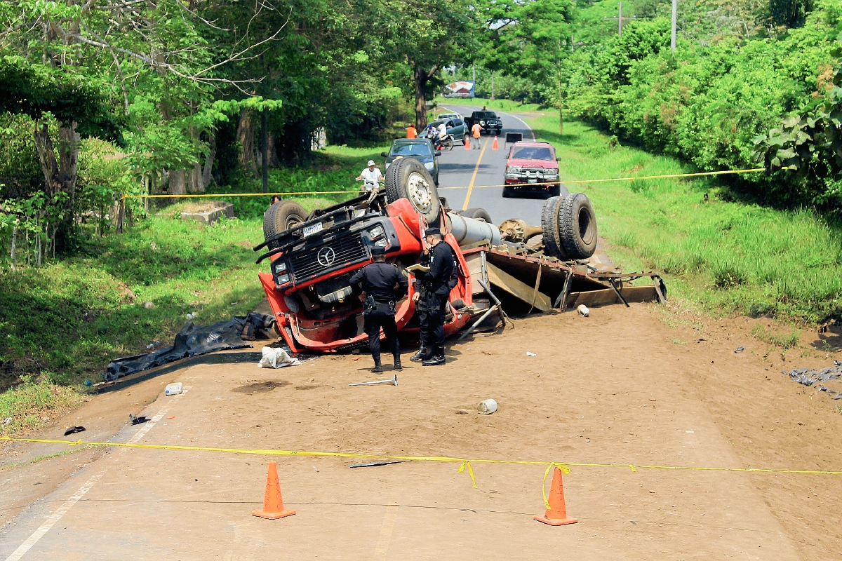 Dos personas murieron en el lugar del accidente de un camión en la ruta al parcelamiento Los Ángeles, Puerto San José, Escuintla. (Foto Prensa Libre: Carlos Paredes)