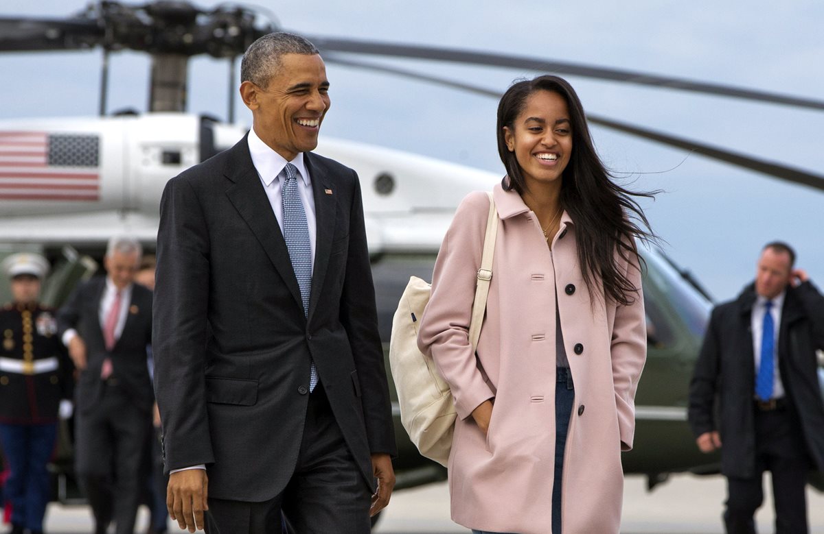 Malia (derecha) y su padre, Barack Obama (izquierda), durante una gira de trabajo en Estados Unidos. (Foto Prensa Libre: AP).