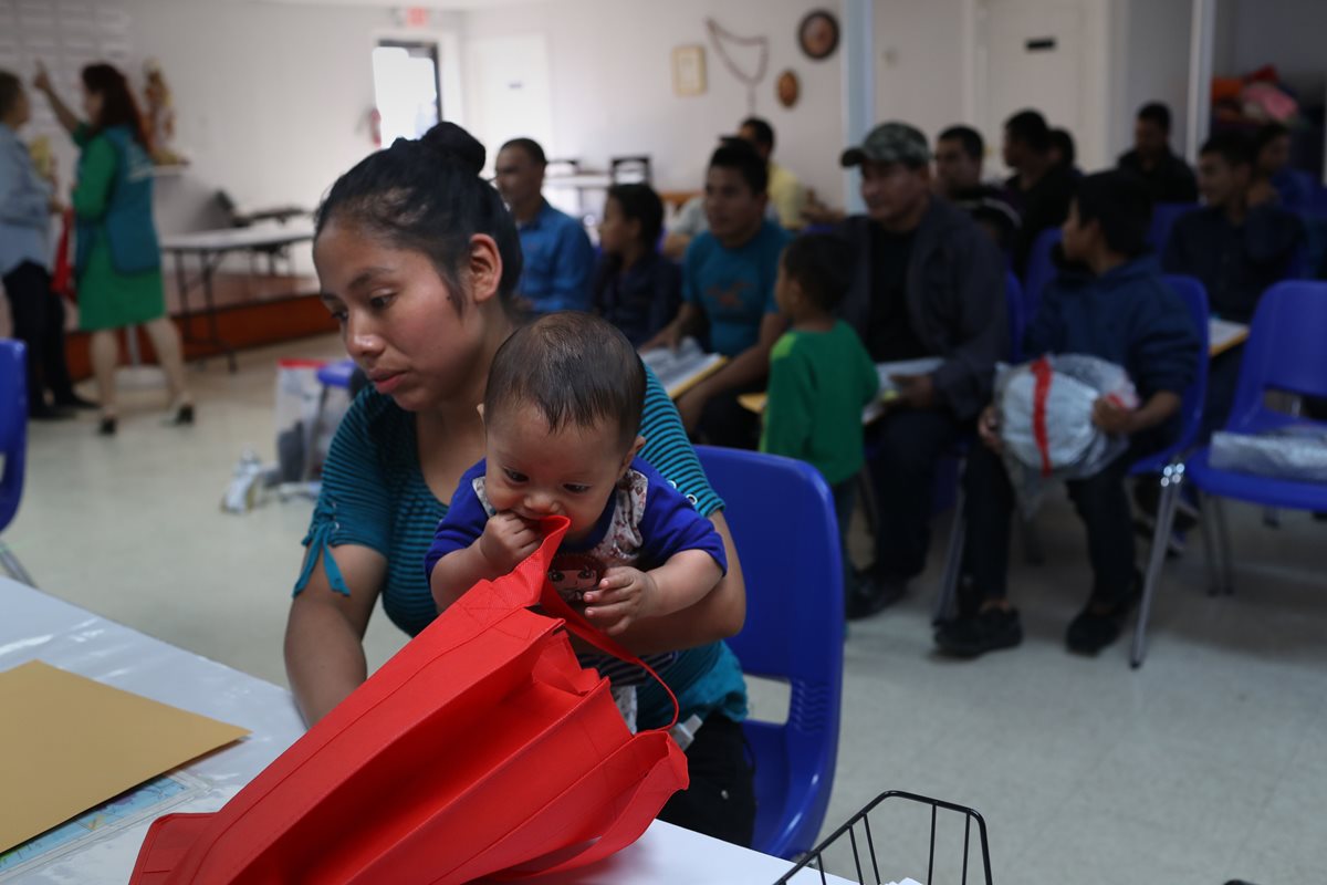 Una madre y un hijo de Honduras reciben asistencia en el albergue para inmigrantes en McAllen, Texas. (AFP)