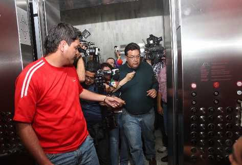 Carlos Castro y  César Barrientos Aguirre salen del juzgado que los ligó a proceso.