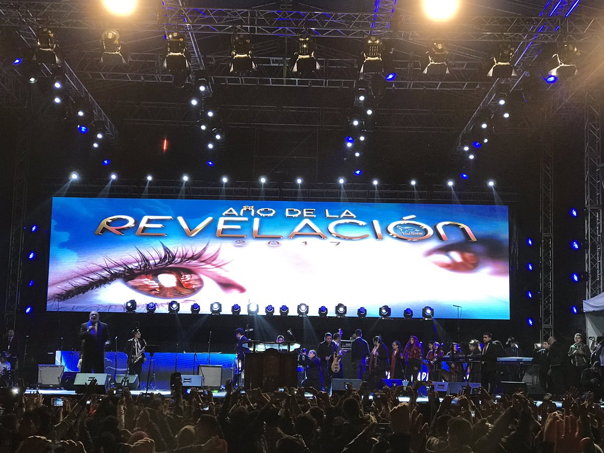 Las familias se congregaron en el estadio Cementos Progreso para recibir el Año Nuevo. (Foto Prensa Libre: @OmarRiveraTorr1).