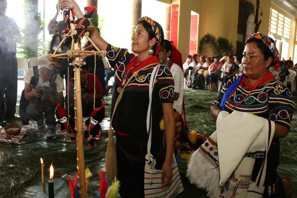 Martina Pérez Velásquez, de Joyabaj, Quiché, en un ritual maya durante el Rabín Ajaw 2014 (Foto Prensa Libre: Eduardo Sam Chun).