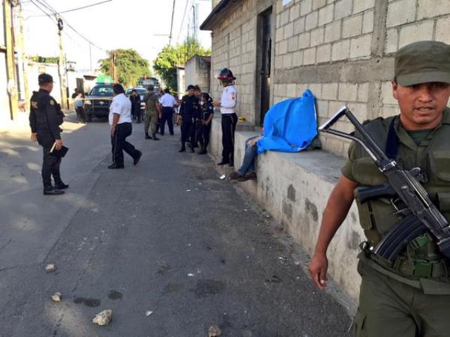 El cadáver quedó sentado en una banqueta. (Foto Prensa Libre: CVB)