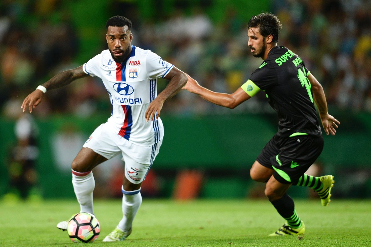 El Olympique de Lyon rechazó una oferta para traspasar a su delantero Alexandre Lacazette . (Foto Prensa Libre: AFP)