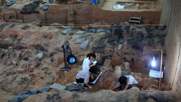 Las excavaciones continúan en el lugar donde fueron enterradas las figuras. AFP