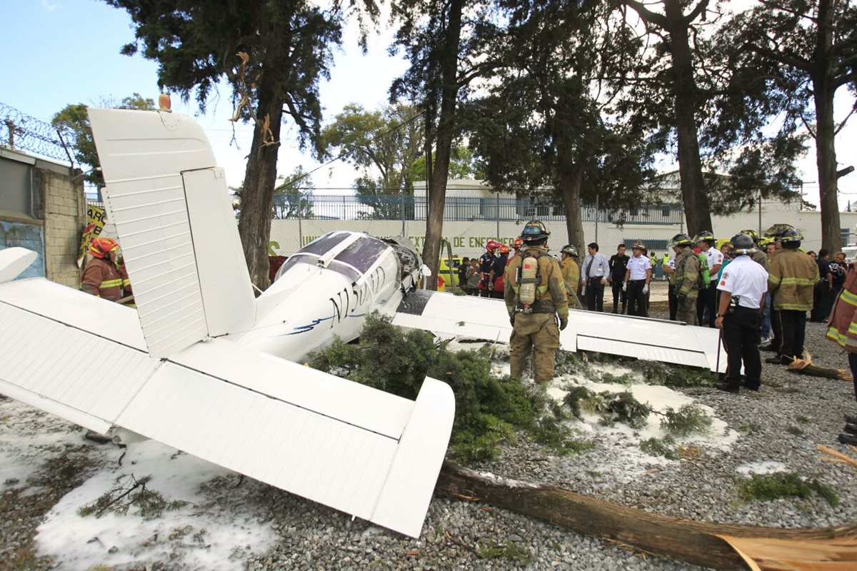 Avioneta cae en un parqueo de la zona 9. (Foto Prensa Libre: Carlos Hernández)