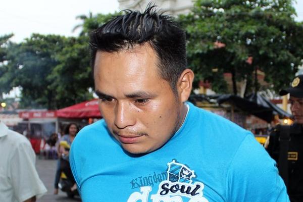Un hombre fue capturado en San Martín Zapotitlán, en Retalhuleu, sindicado del delito de violación. (Foto Prensa Libre: Rolando Miranda)