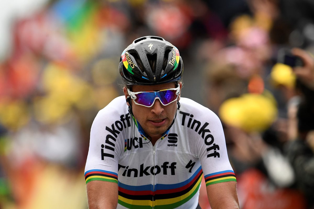 Peter Sagan ingresa en primer lugar a la meta en la segunda etapa del Tour. (Foto Prensa Libre: AFP)