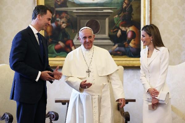 El papa Francisco recibe en el Vaticano al rey Felipe VI y a la reina Letizia. (Foto Prensa Libre: AFP).  