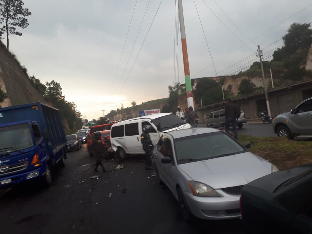 Accidente ocurrió en el cruce hacia Chiquilajá en el sector conocido como la bóveda. (Foto Prensa Libre: Bomberos Voluntarios)