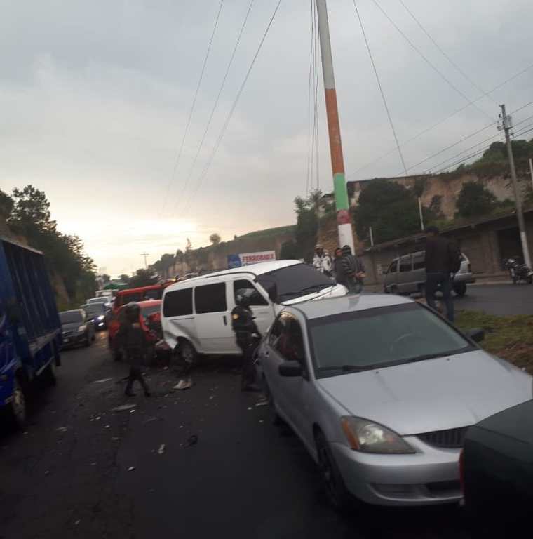 Accidente ocurrió en el cruce hacia Chiquilajá en el sector conocido como la bóveda. (Foto Prensa Libre: Bomberos Voluntarios)