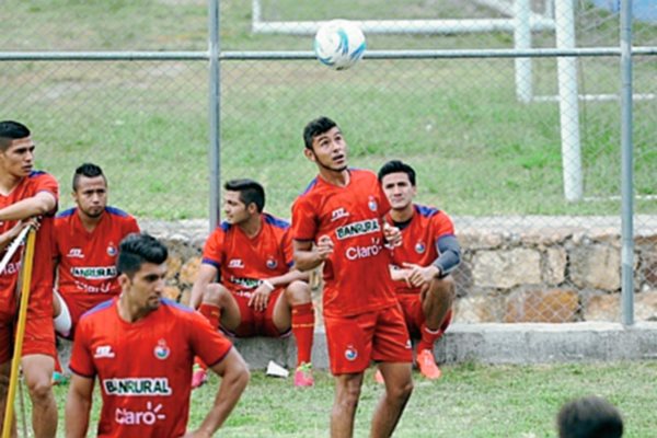 Cristian Jiménez en el entrenamiento de este martes en el estadio Del Trébol. (Foto Prensa Libre: Francisco Sánchez).
