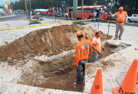 Trabajadores comienzan la construcción del viaducto que conectará la calzada Roosevelt con la calle Mateo Flores, Mixco, y que se prevé sera terminada en julio próximo.