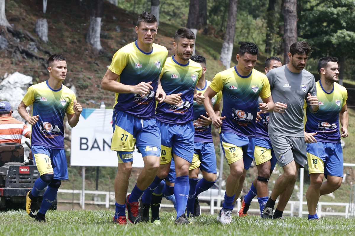 Los jugadores de Cobán Imperial durante su entrenamiento, previo a enfrentar a Guastatoya. (Foto Prensa Libre: Eduardo Sam Chun)