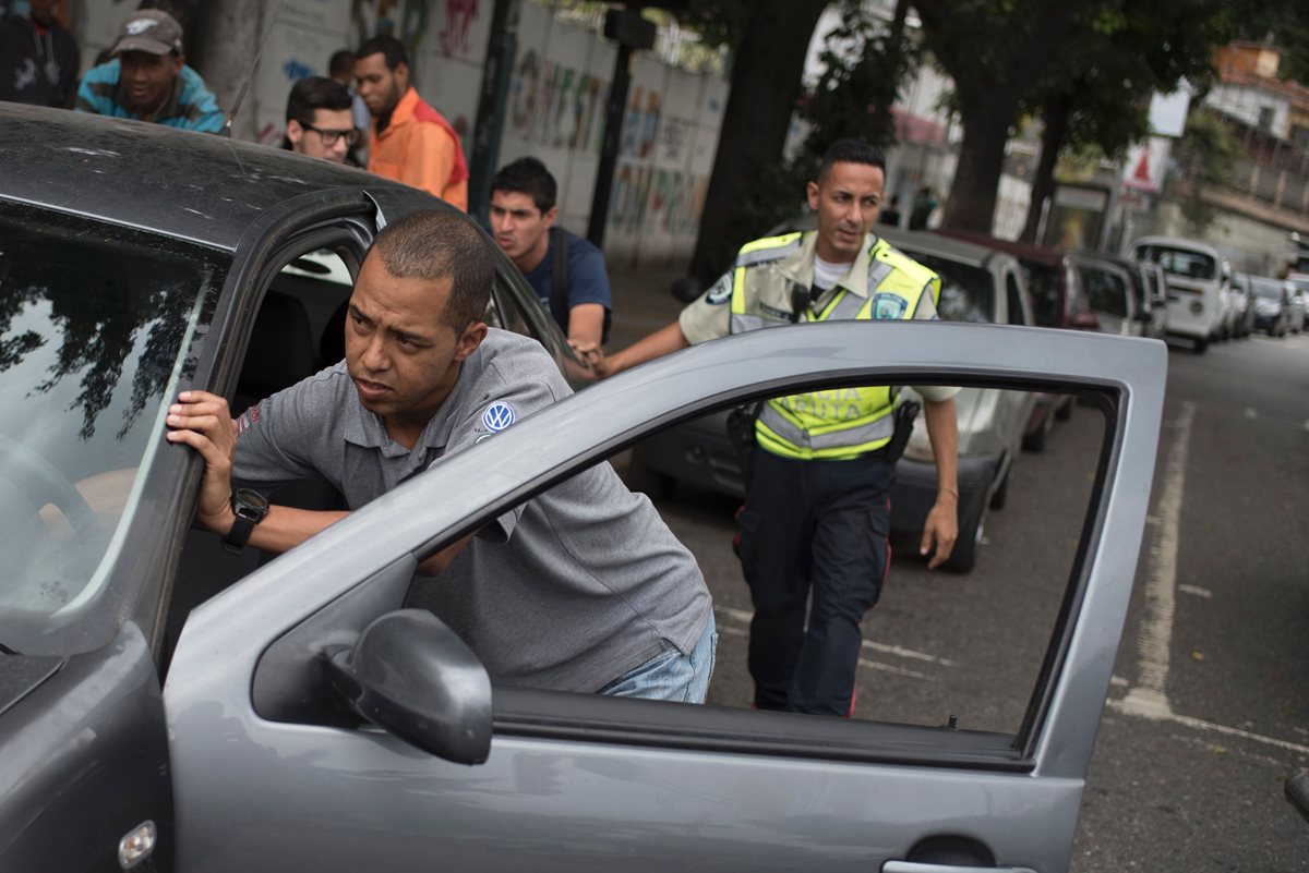 Largas filas se observaban ayer en gasolineras de Venezuela. (Foto Prensa Libre: AFP)
