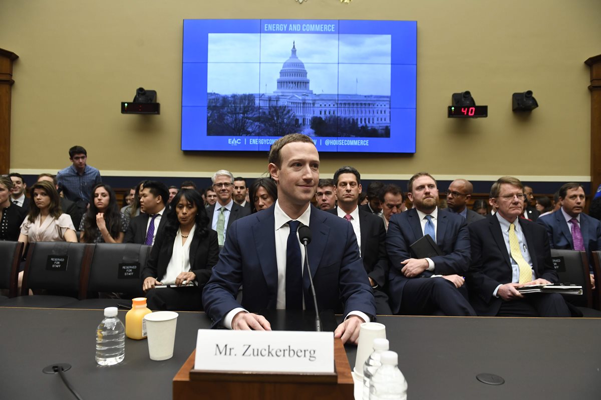 El fundador y director de Facebook, Mark Zuckerberg, testifica durante una audiencia en el Senado. (Foto Prensa Libre:AFP).