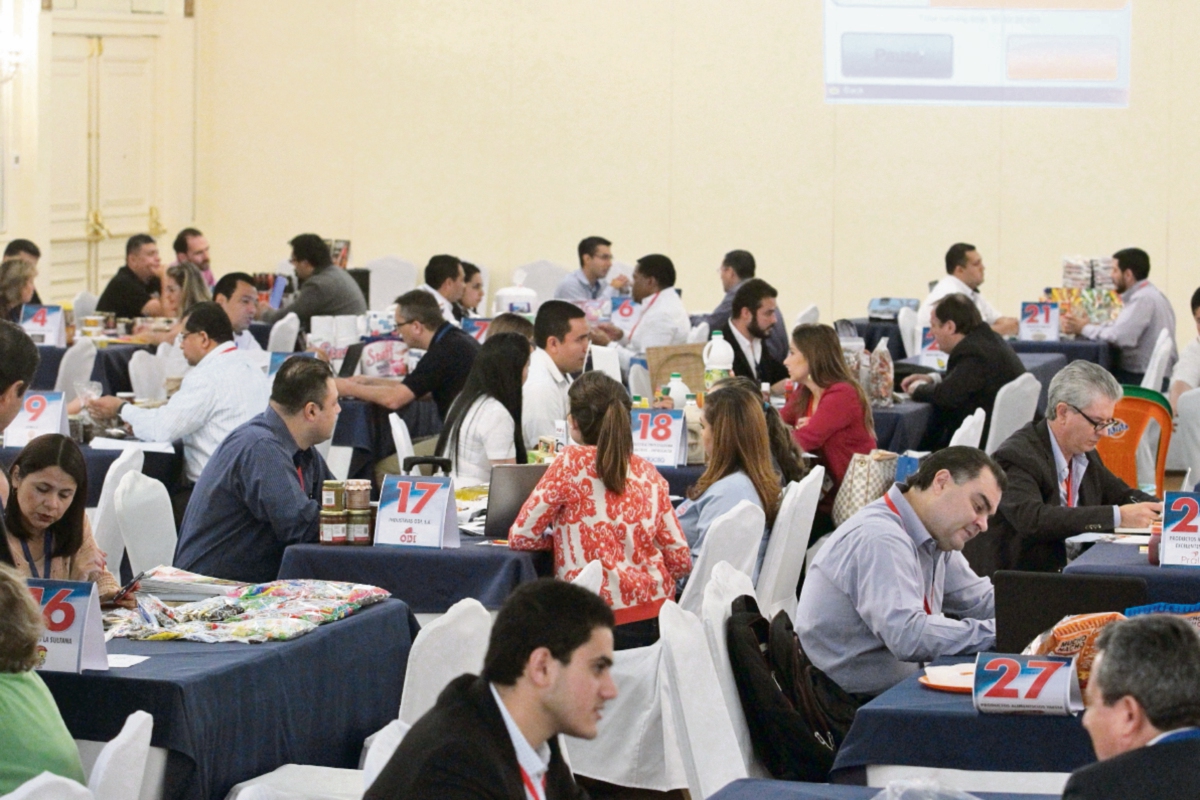 Compradores, en su mayoría de México, mostraron interés en la variedad de artículos. (Foto Prensa Libre: Álvaro interiano)