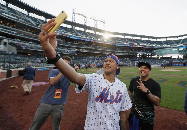 Neymar viste la playera de los Mets antes del partido de martes contra Chicago. (Foto Prensa Libre: AFP).