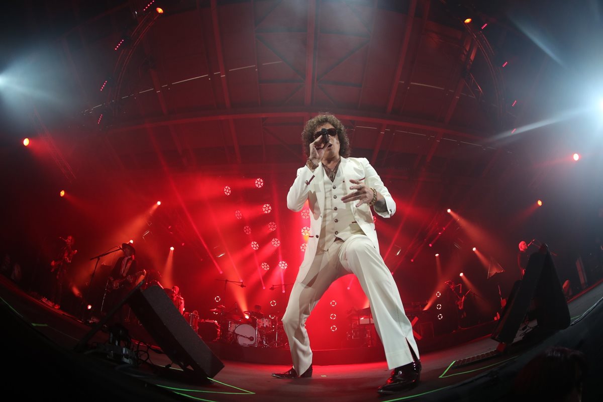 Enrique Bunbury sorprendió a sus seguidores al interpretar un repertorio completo. (Foto Prensa Libre: Keneth Cruz).